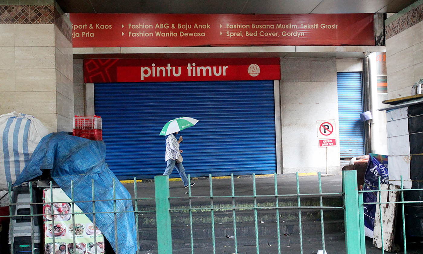 Suasana di depan Pasar Tanah Abang Blok A yang tutup di Jakarta. Perusahaan Umum Daerah (Perumda) Pa