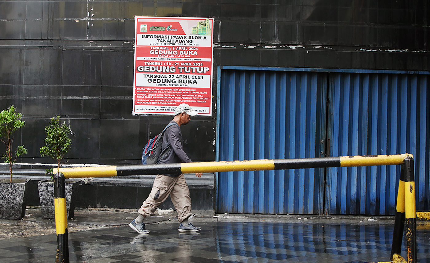 Suasana di depan Pasar Tanah Abang Blok A yang tutup di Jakarta. Perusahaan Umum Daerah (Perumda) Pa