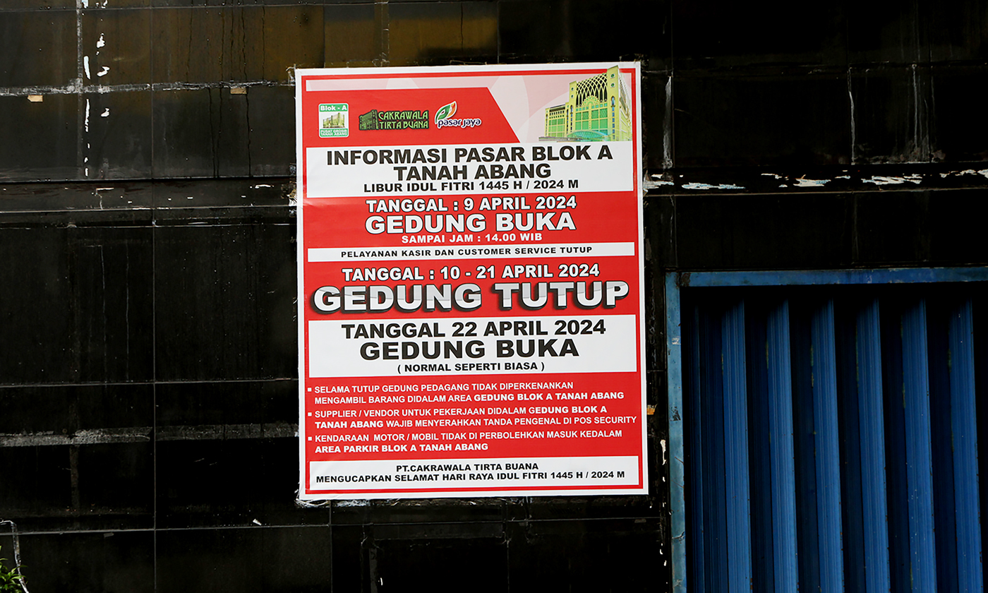 Suasana di depan Pasar Tanah Abang Blok A yang tutup di Jakarta. Perusahaan Umum Daerah (Perumda) Pa