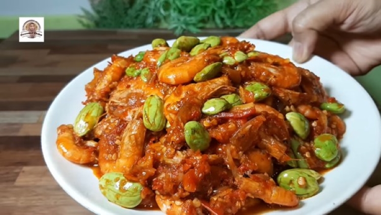 Sambal Goreng Udang dengan Pete./Tangkapan layar YouTube Ceceromed Kitchen - Image