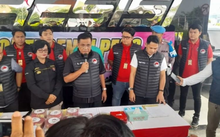 Kasatresnarkoba AKBP Parlin Lumbantoruan (tengah) saat konferensi pers di Polres Metro Bekasi Kota, Rabu (17/4/2024). ANTARA/HO-Humas Polres Metro Bekasi Kota/ - Image