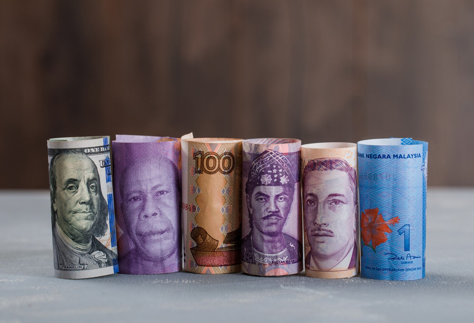 Ilustrasi dolar Amerika dan mata uang seperti rupiah dan lain-lainnya. /Sumber Foto: (Freepik/8photo) - Image