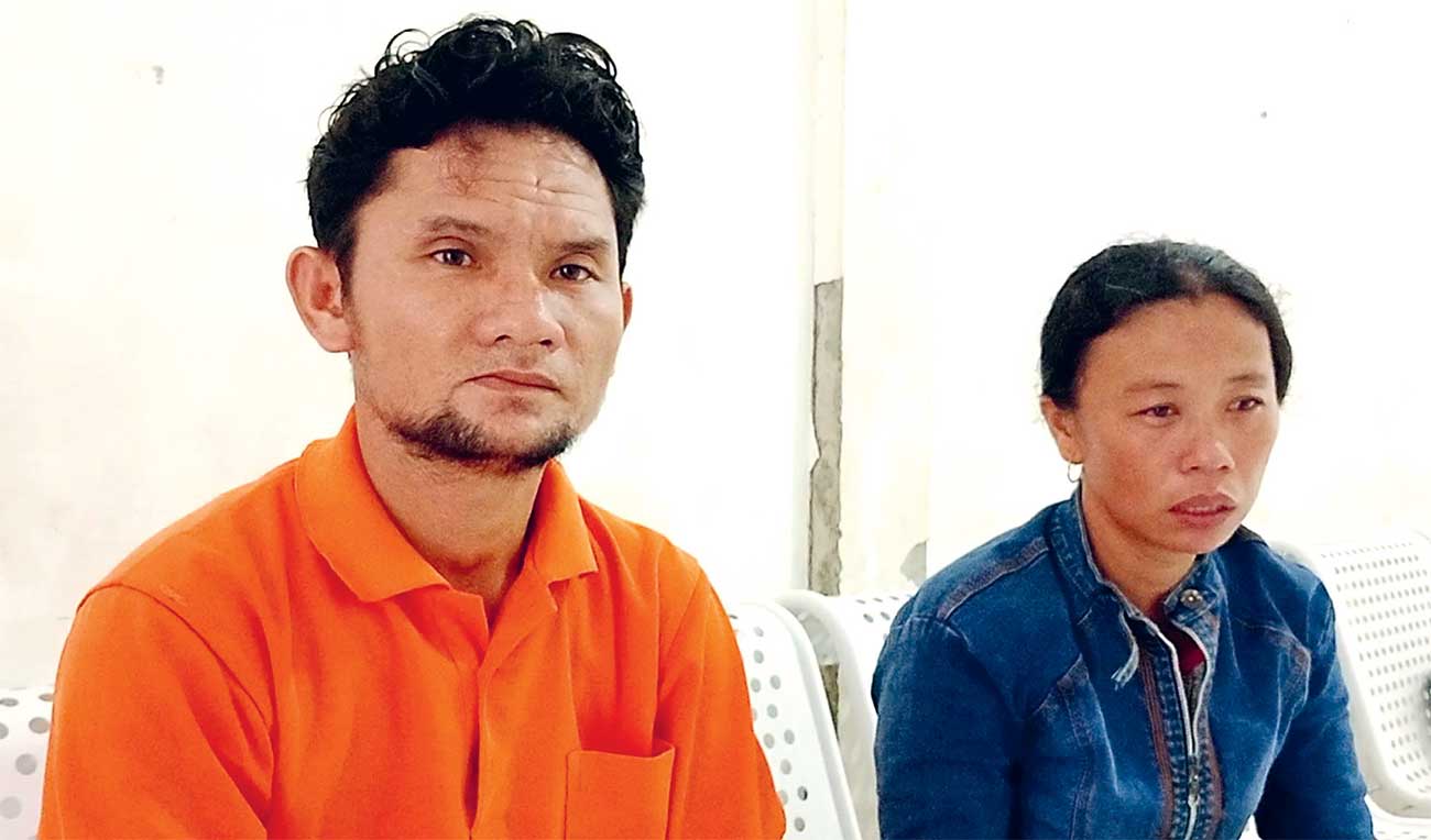 DALAM KENANGAN: Sekhezatulo Ndruru dan Yatiria Telaumbanua, orang tua korban. - Image