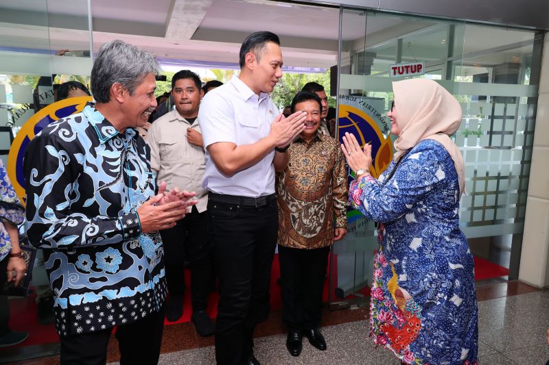 Menteri ATR/BPN Agus Harimurti Yudhoyono (AHY) meninjau Kantor Pertanahan (Kantah) Kota Surabaya I pada Jumat (19/04). - Image