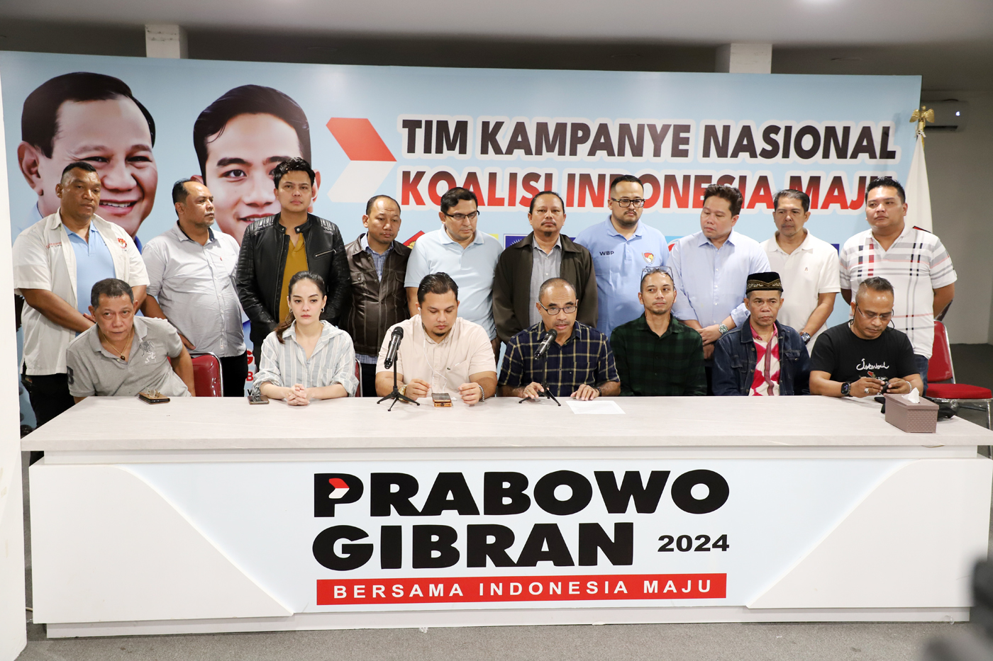 Ketua Relawan Prabowo-Gibran Haris Rusli Moti dan TKN Golf menggelar konfrensi Pers terkait Aksi Damai Pendukung di Mahkamah Konstitusi (MK) besok dibatalkan karena mendapat arahan langsung dari Prabowo di Sekretariat Bersama Prabowo-Gibran, Slipi, Jakar - Image