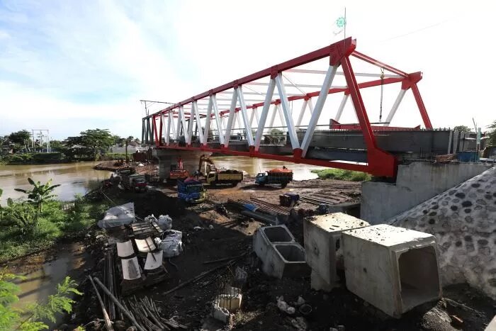 Gelagar dan rangka Jembatan Jongbiru untuk sisi Desa Jongbiru sudah terpasang, sedangkan pemasangan untuk sisi Jabon terhambat pilar yang belum selesai. (FOTO: WAHYU ADJI/JPRK) - Image