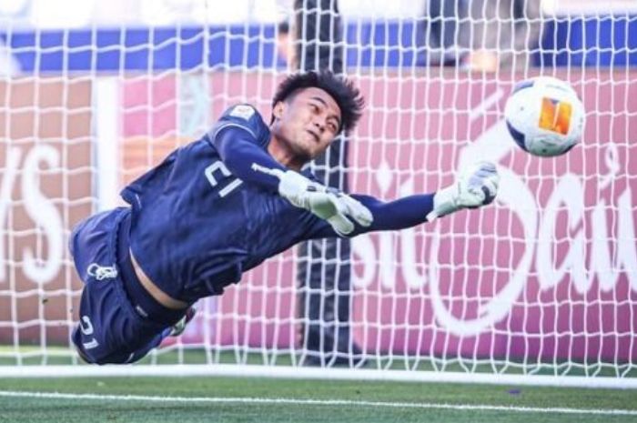 TOP PERFORMANCE: Penampilan apik Ernando Ari Sutaryadi di Timnas Indonesia U-23 berkat penampilannya yang konsisten bersama Persebaya Surabaya. (AFC) - Image