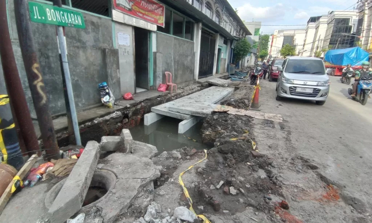 Proyek pengerjaan saluran box culvert di kawasan Jalan Bongkaran, Surabaya (Suryanto/Radar Surabaya). - Image