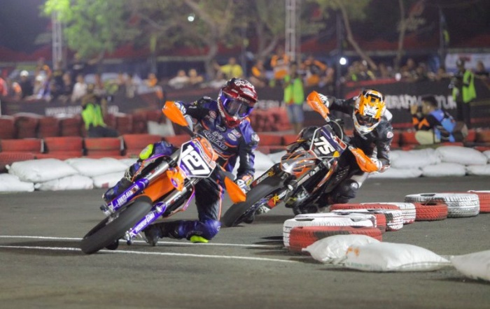 Pembalap supermoto Farudila Adam saat bersaing di kelas FFA 250 pada gelaran Superchallange Supermoto 2023. (ANTARA/HO-Superchallange Supermoto) - Image