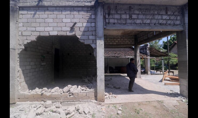 Kondisi rumah yang dibongkar dan hendak dirobohkan oleh pemiliknya yang bernama Siti Fatimah di Desa Pucanganom, Kebonsari, Madiun./R. Bagus Rahadi/Radar Madiun - Image