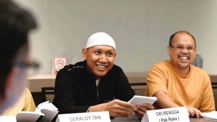 Oki Rengga (tengah) jadi salah satu pemeran di film Cinta Tak Seindah Drama Korea. (Instagram @ernestprakasa) - Image