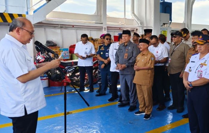 Pj Sekda Jatim Bobby Soemiarsono apresiasi seluruh pelaksana mudik dan balik gratis via kapal laut Jangkar (Situbundo) menuju Pulau Raas (Sumenep) PP. - Image