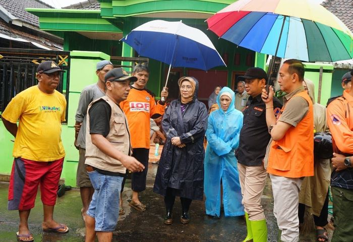 BPBD Jatim terjunkan TRC PB ke Kabupaten Lumajang bantu percepatan penanganan banjir lahar dingin Gunung Semeru dan beri bantuan logistik. - Image