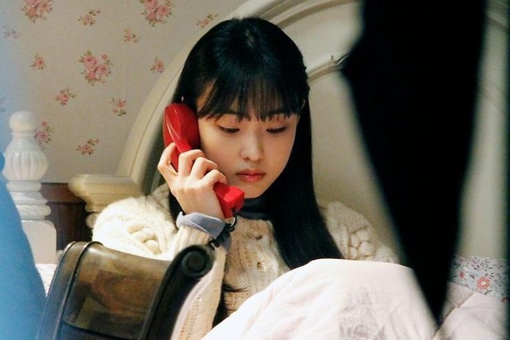 Ilustrasi seorang perempuan introvert yang sedang mengangkat telepon. / Sumber Foto: (Pinterest/lorraynesguimar) - Image