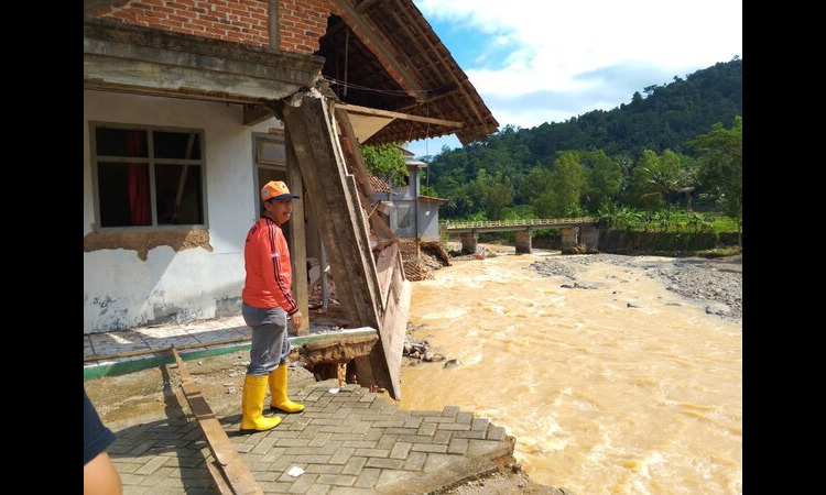 Salah satu kondisi rumah warga Munjungan yang terseret banjir (Akhmad Nur Khoiri/Radar Trenggalek) - Image