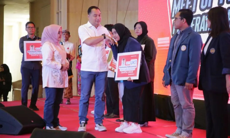 Wali Kota Surabaya, Eri Cahyadi menyerahkan secara simbolis beasiswa mahasiswa Pemuda Tangguh di Graha YKP Kota Surabaya, Jawa Timur, Sabtu (18/11/2023). (Antara) - Image