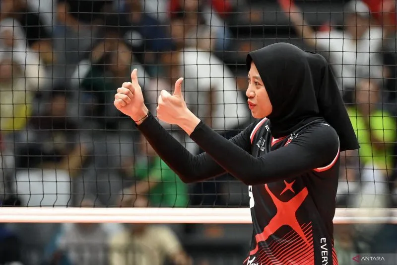 Atlet Bola Voli Putri asal Indonesia, Megawati Hangestri dalam pertandingan melawan Indonesia All Star di Indonesia Arena, Senayan, Jakarta pada hari Sabtu (20/4) malam kemarin. - Image