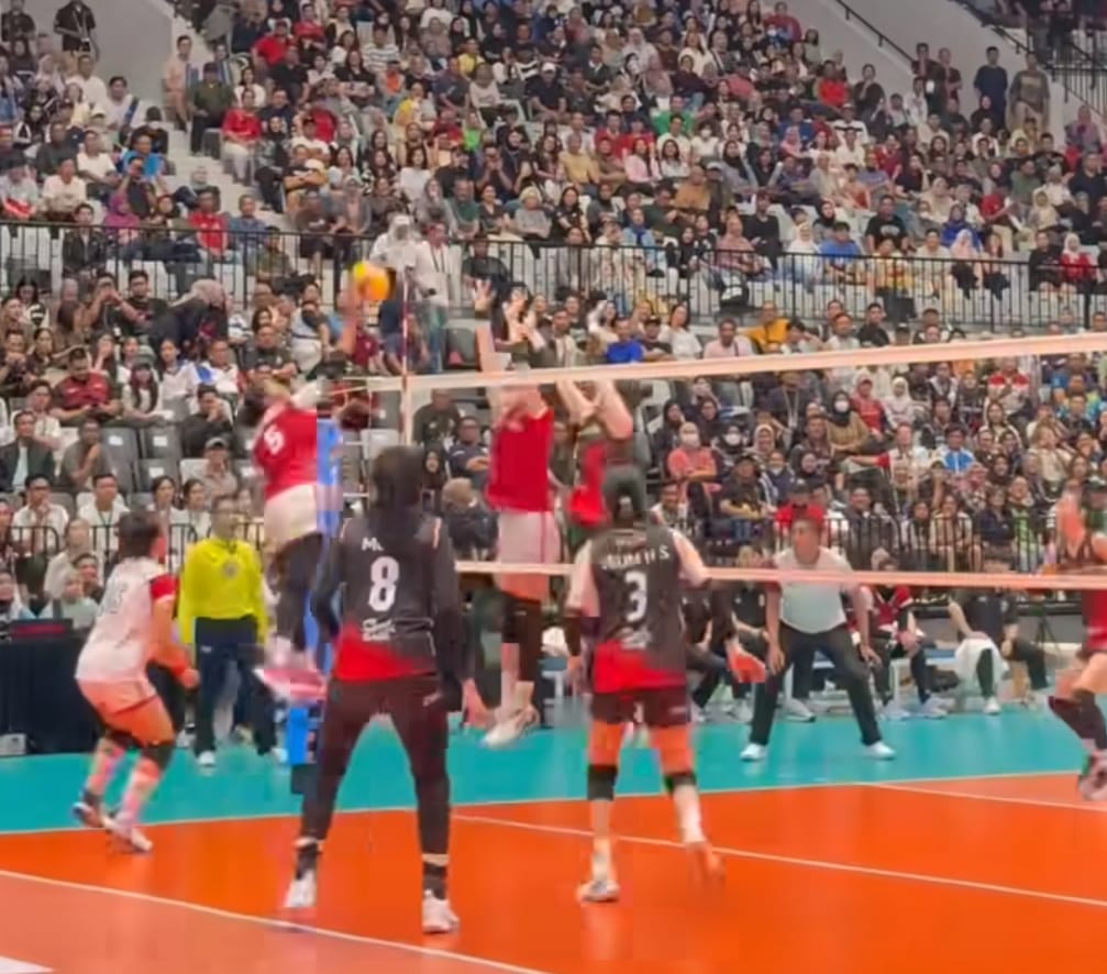 Klub asal Korsel Red Sparks bertanding melawan Indonesia All Star dalam laga Fun Volleyball di Indonesia Arena, Jakarta (20/4) - Image