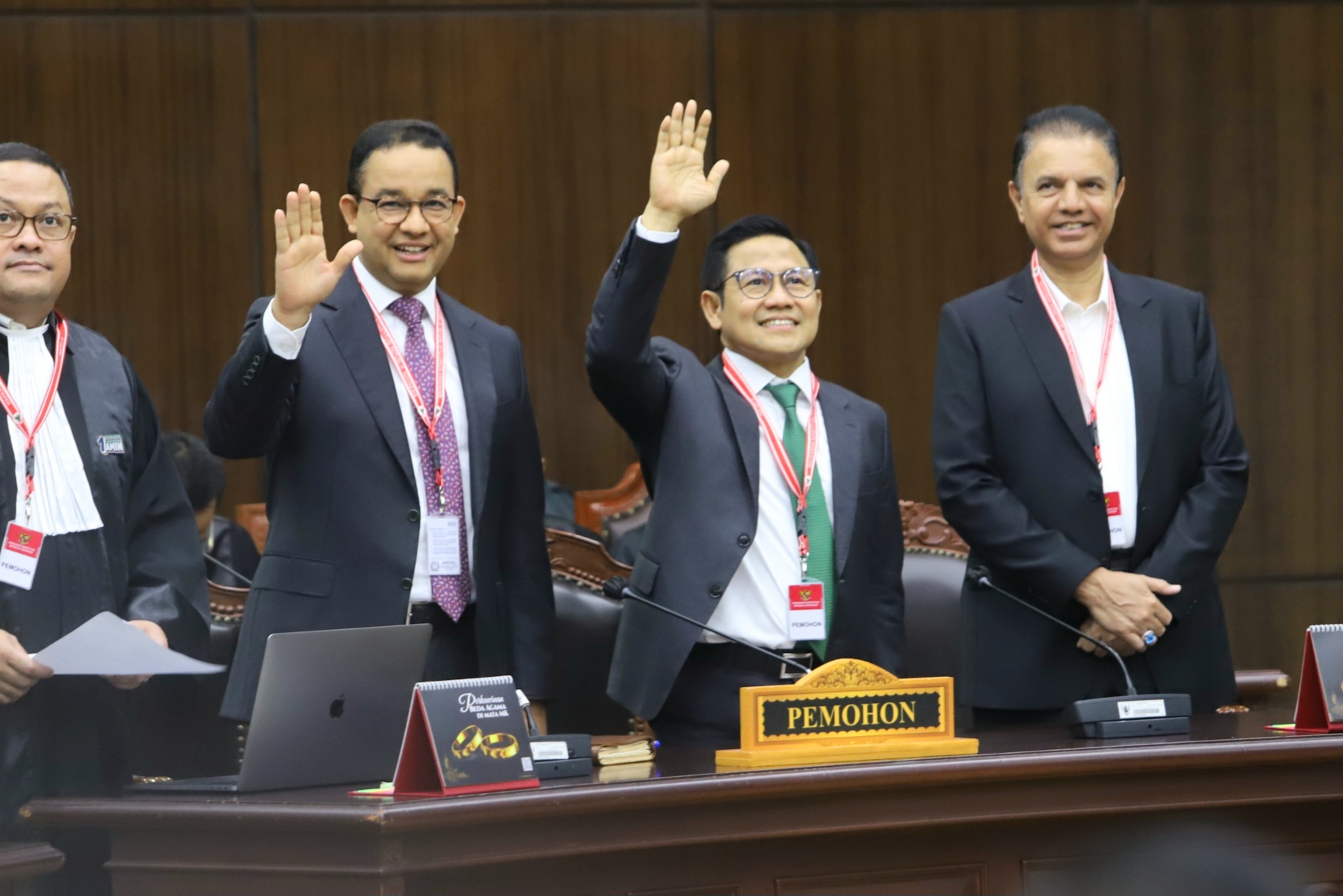 Kubu Calon presiden dan calon wakil presiden nomor urut 1 Anies Baswedan dan Muhaimin Iskandar hadir dalam sidang putusan perselisihan hasil Pilpres 2024 di Gedung MK, Jakarta. - Image