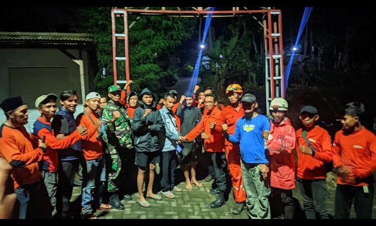 Dua pendaki asal Asemrowo, Surabaya yang tersesat di Gunung Penanggungan saat berhasil dievakuasi oleh tim SAR gabungan pada hari Senin (22/4) dini hari. - Image