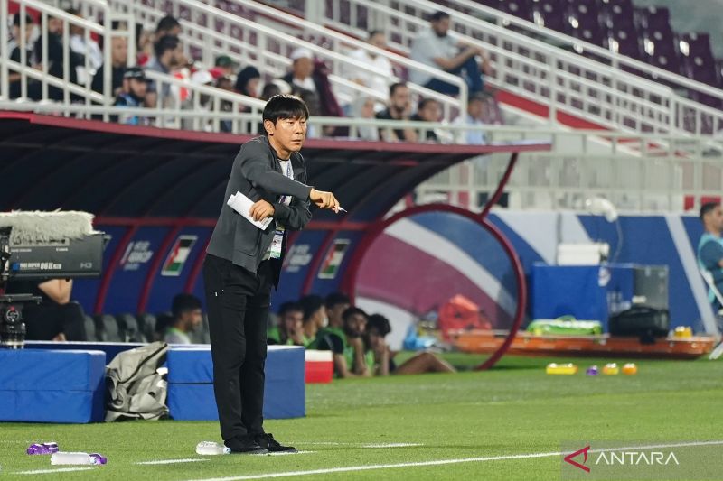 Pelatih timnas Indonesia U-23 Shin Tae-yong ketika memimpin Garuda Muda menang 4-1 atas Yordania U-23 pada laga terakhir Grup A Piala Asia U-23 2024 Qatar di Stadion Abdullah bin Khalifa, Doha. - Image