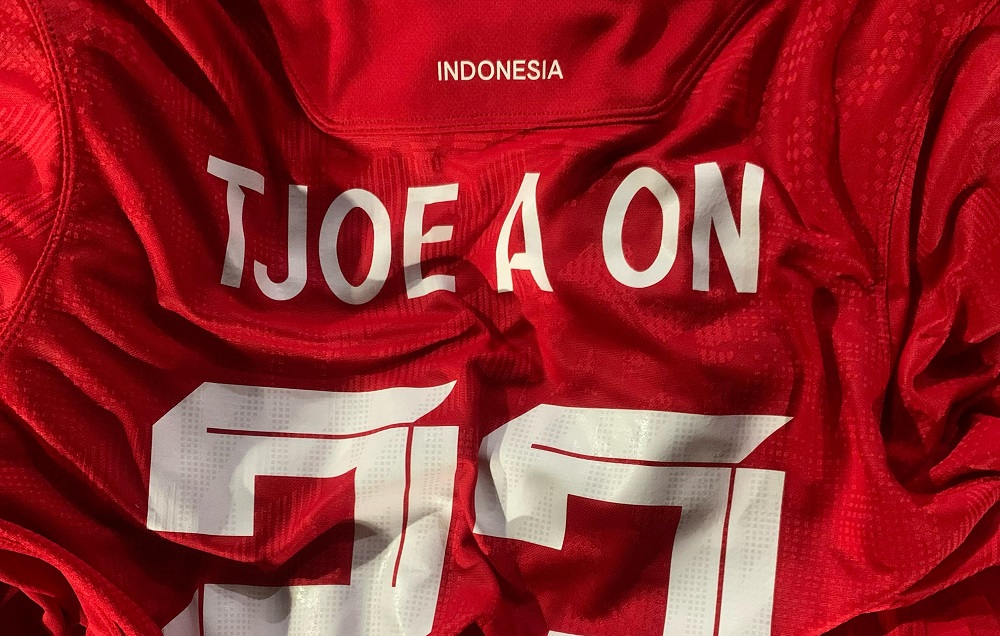 Jersey Timnas Indonesia dengan nameset Nathan Tjoe-A-On. - Image