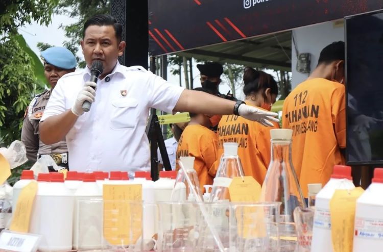 Kasatresnarkoba Polres Malang AKP Aditya Permana pada saat memberikan keterangan kepada media dalam jumpa pers di Kabupaten Pasuruan, Jawa Timur, Senin (22/4/2024). (ANTARA/HO-Humas Polres Malang) - Image