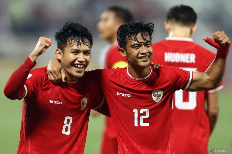 Gelandang Indonesia Witan Sulaeman merayakan bersama Pratama Arhan setelah mencetak gol kedua timnya dalam pertandingan Grup A Piala Asia AFC U23 melawan Yordania. - Image