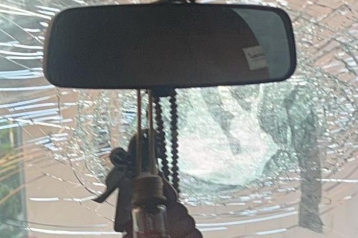 Kaca depan mobil HF, anak anggota DPRD Surabaya, terlihat retak. - Image