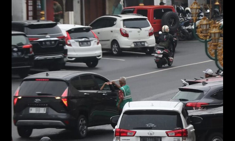 Kondisi parkir di tepi jalan Koridor Kajoetangan yang seringkali menyebabkan kemacetan lalu lintas./Darmono/Radar Malang - Image