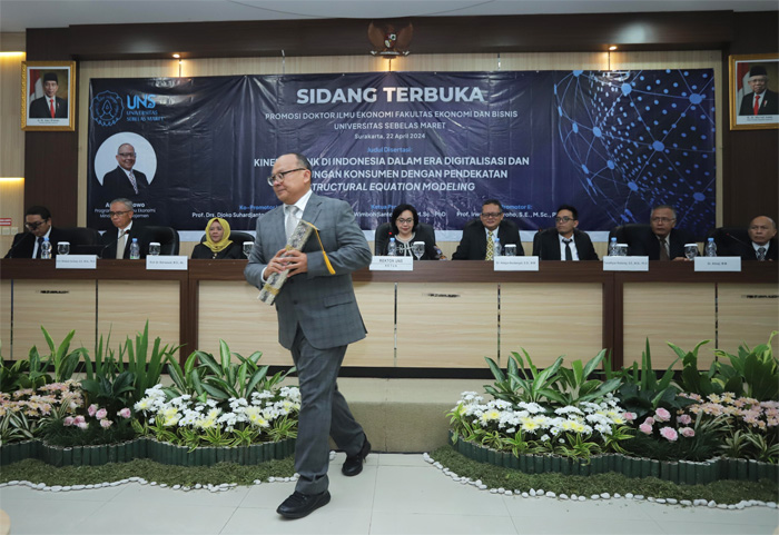 Penasihat Deputi Komisioner Senior Direktorat Operasional Sumber Daya Manusia (SDM) OJK, Anto Prabowo berhasil meraih gelar Doktor dari Program Doktor Ilmu Ekonomi (PDIE) dari UNS. - Image