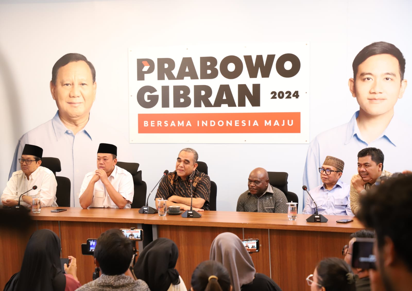 Wakil Ketua Tim Kampanye Nasional (TKN) Prabowo Subianto-Gibran Ahmad Muzani bersama tim TKN saat konferensi pers di Kartanegara, Jakarta, Senin (22/4/2024). - Image