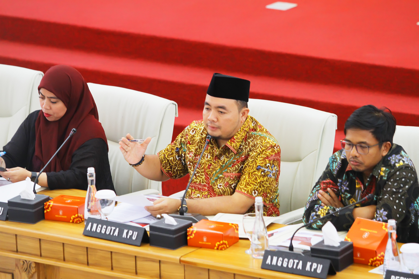 Anggota Komisioner KPU Mochammad Afifuddin (tengah) didampingi rekannya Betty Epsilon Idroos (kiri) dan Idham Holik (kanan) menyampaikan paparan saat penyampaian uji publik rancangan peraturan KPU tentang penyusunan daftar pemilih Pilkada serentak di Gedu - Image