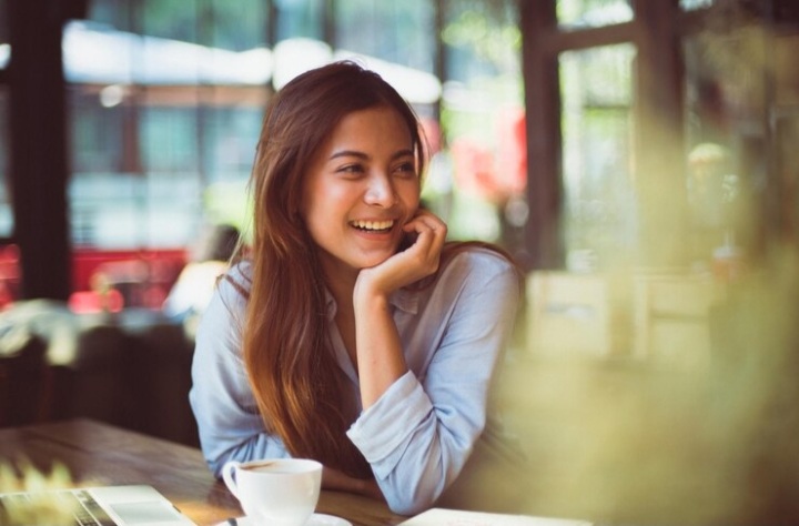 Ilustrasi seorang perempuan yang tak bergantung pada pria untuk merasa bahagia./freepik/EyeEm - Image