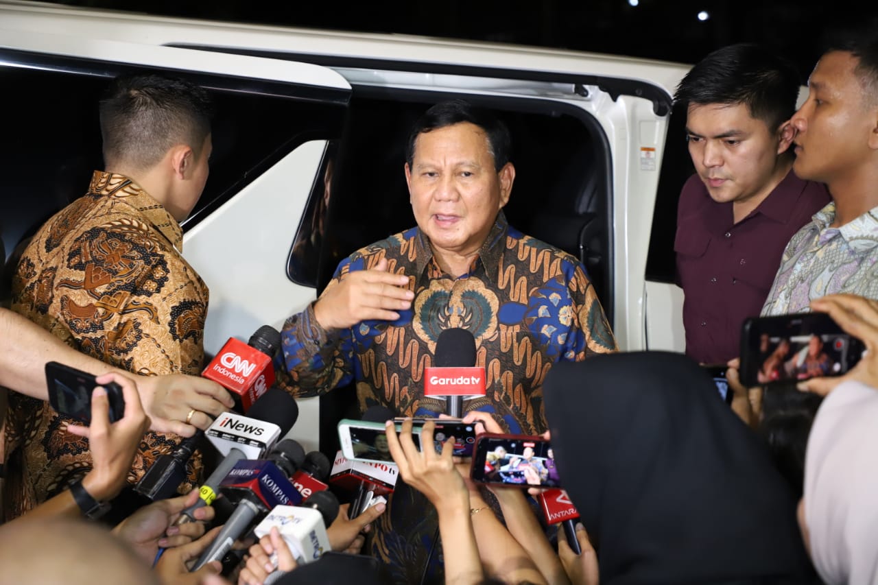 Preiden terpilih, Prabowo Subianto menjawab pertanyaan awak media di Jalan Kertanegara No 4, Jakarta Selatan, Selasa (23/4/2024). - Image