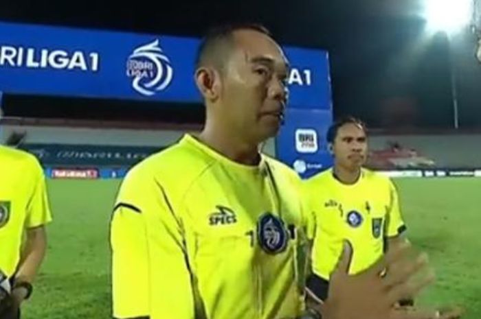 WASIT KONTROVERSIAL: Asep Yandis telah mengoleksi 91 kartu kuning ketika memimpin di laga-laga Liga 1 Indonesia musim ini. (Vidio) - Image