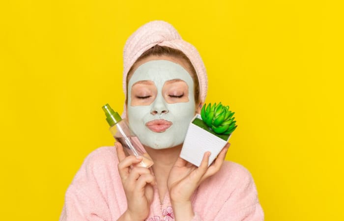 Ilustrasi wanita yang memakai masker wajah ./(freepik/KamranAydinov) - Image