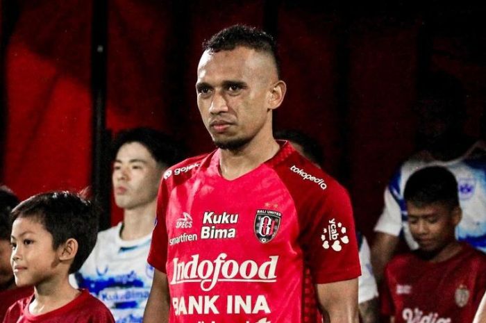 SIKSA MANTAN: Irfan Jaya berikan kembali siksa mantan kepada Persebaya Surabaya di pekan ke-33 Liga 1 Indonesia dengan bawa unggul Bali United 0-1. (Bali United) - Image