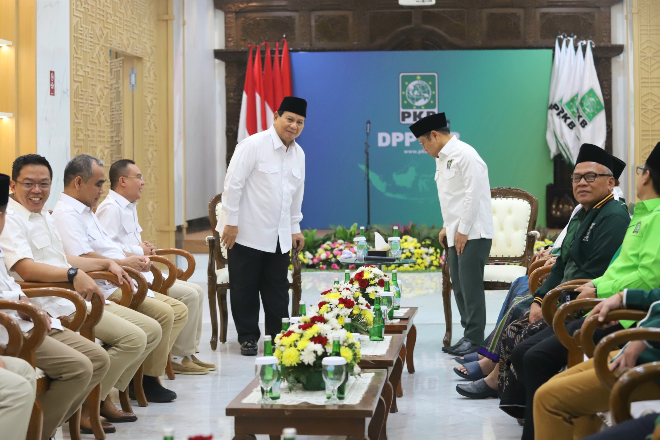 Presiden terpilih periode 2024-2029 Prabowo Subianto disambut oleh Ketua Umum Partai Kebangkitan Bangsa (PKB) Muhaimin Iskandar saat melakukan pertemuan di Kantor DPP PKB, Jakarta. - Image