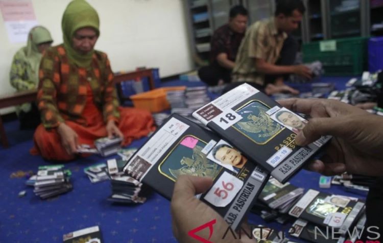 Petugas saat menyiapkan dokumen paspor dan visa JCH di Gedung Siskohat AHES Surabaya, Jawa Timur, Sabtu (14/7/2018). ANTARA/Dok. - Image