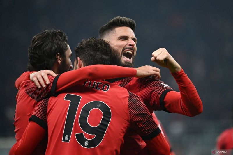 Pemain AC Milan Theo Hernandez, Yacine Adli dan Olivier Giroud. (AFP/ISABELLA BONOTTO) - Image