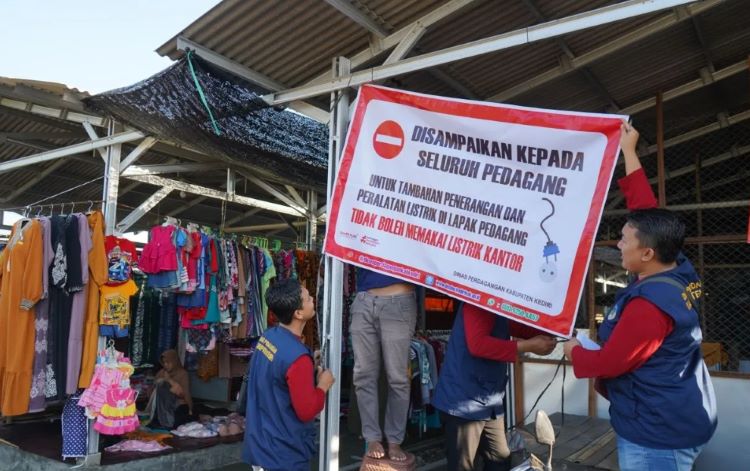 Petugas memasang informasi kepada para pedagang di tempat penampungan pedagang sementara (TPPS)./ANTARA/ HO-Pemkab Kediri - Image