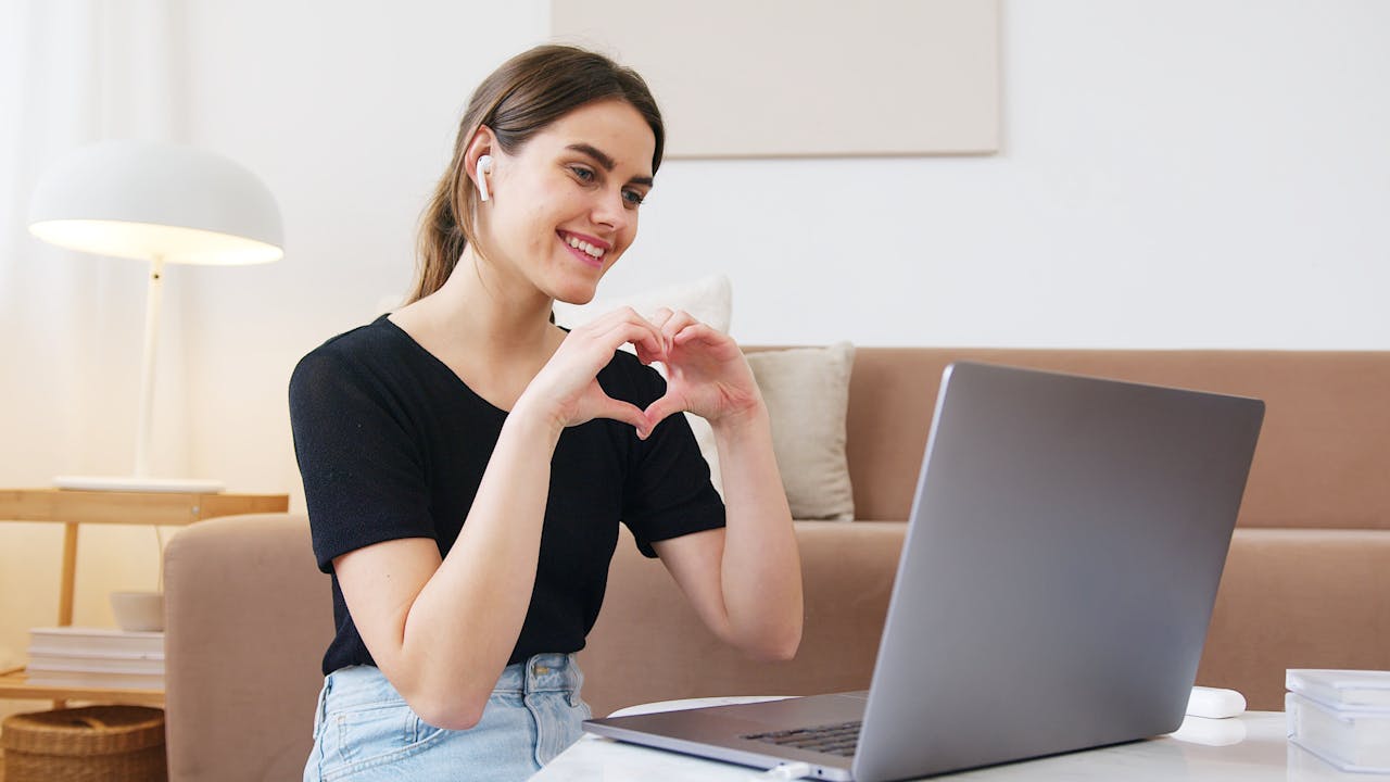 Ilustrasi perempuan sedang menggunakan dating apps (Pexels/Artem Podrez) - Image