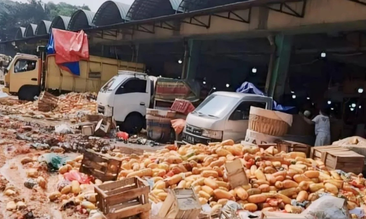 Para pedagang yang membuang sekitar sepuluh ton pepaya di akses jalan Pasar Induk Kramat Jati, Jakarta Timur, Senin (22/4). (Antara) - Image