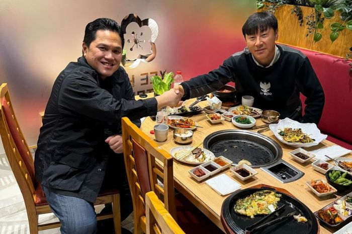 Kontrak Shin Tae-yong resmi diumumkan diperpanjang hingga 2027 melalui kanal instagram resmi Ketua Umum PSSI Erick Thohir. (Instagram Erick Thohir) - Image