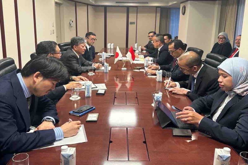 Menteri Perhubungan (Menhub) Budi Karya Sumadi (tiga kanan) dalam kunjungan kerja menemui sejumlah tokoh yang ada di Jepang, di Tokyo, Rabu (24/4/2024). - Image