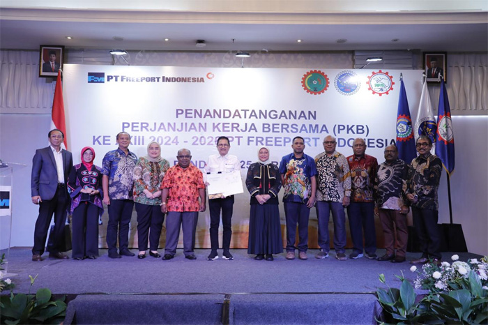 Menaker Ida Fauziyah saat menyaksikan PKB XXIII periode 2024-2026 antara Manajemen dan Serikat Pekerja PT Freeport Indonesia yang berlangsung di Bandung, Jawa Barat, Kamis (25/4/2024). - Image
