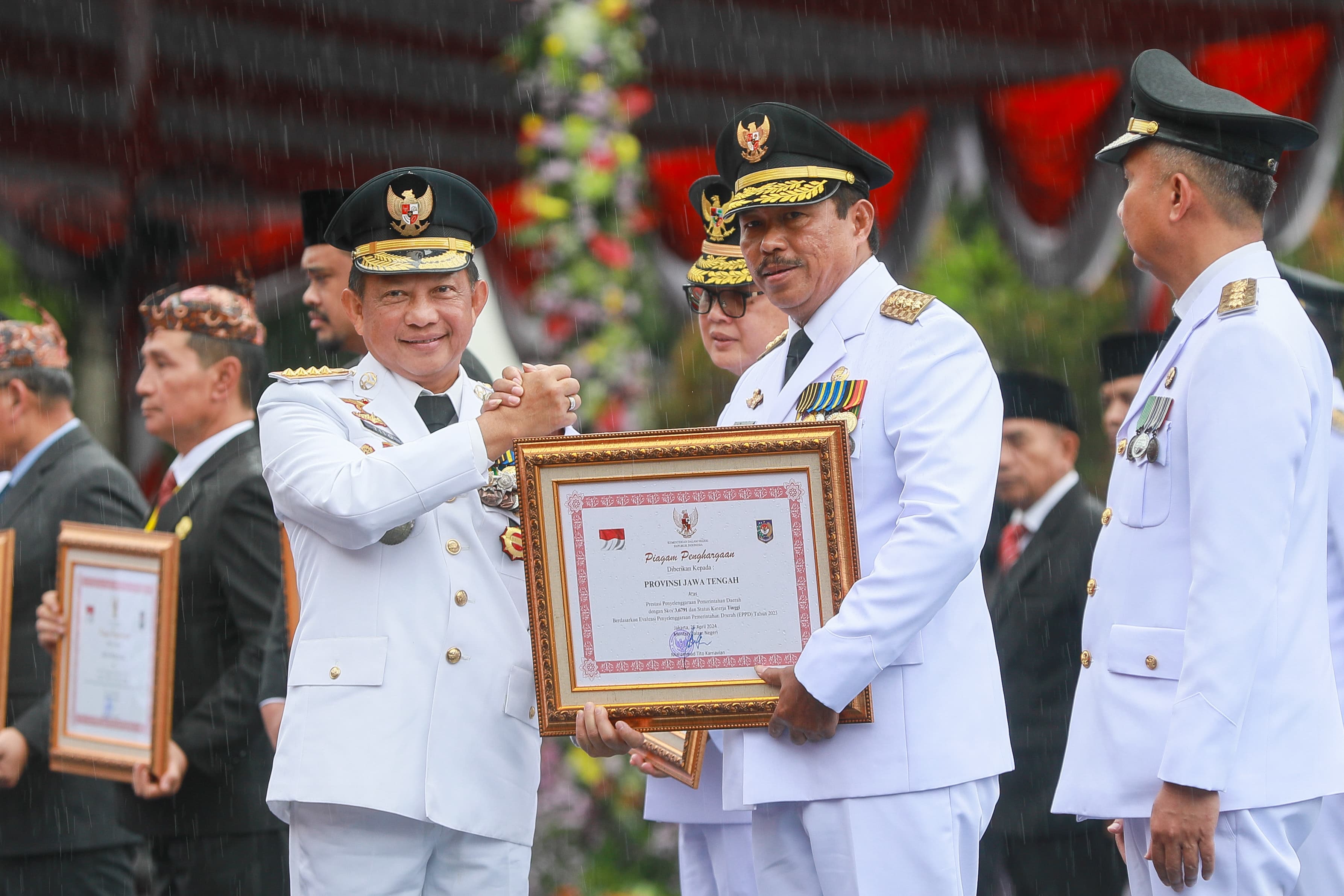 Penjabat (Pj) Gubernur Jawa Tengah, Nana Sudjana berhasil mendulang berbagai penghargaan dari berbagai instansi selama menjalankan roda pemerintahan. - Image