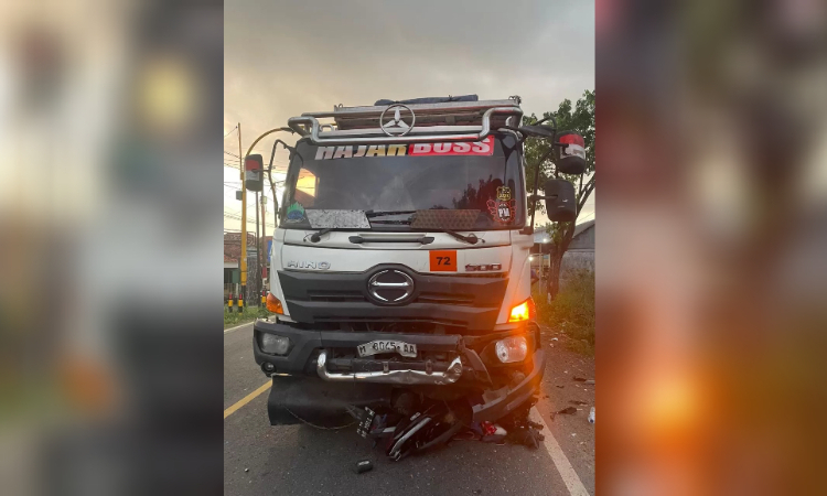 Kondisi dump truk dan motor korban usai terlibat kecelakaan di Jalan Raya Blega, Bangkalan pada Selasa (23/4)./(POLRES BANGKALAN) - Image