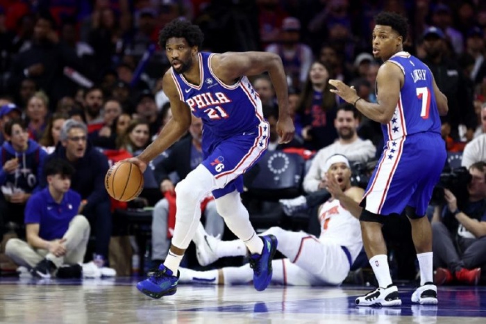 Pemain bintang Philadelphia 76ers Joel Embiid (kiri) mencetak 50 poin dalam laga ketiga babak playoff NBA Wilayah Timur melawan New York Knicks di Wells Fargo Center Philadelphia, Pennsylvania. - Image